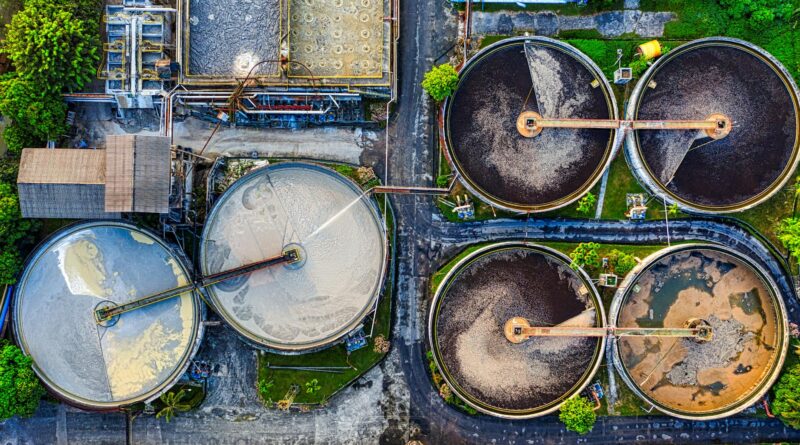 black and brown round drum set
